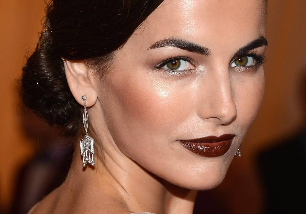 As famosas investem no batom marrom