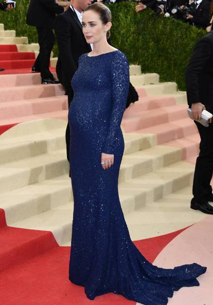 <strong>Emily Blunt</strong> // A atriz escolheu um vestido clássico e certeiro para o baile do Met. O modelo de mangas longas, assinado por <strong>Michael Kors</strong>, tem silhueta justinha para valorizar a baby bump. Joias discretas arrematam com delicadeza.