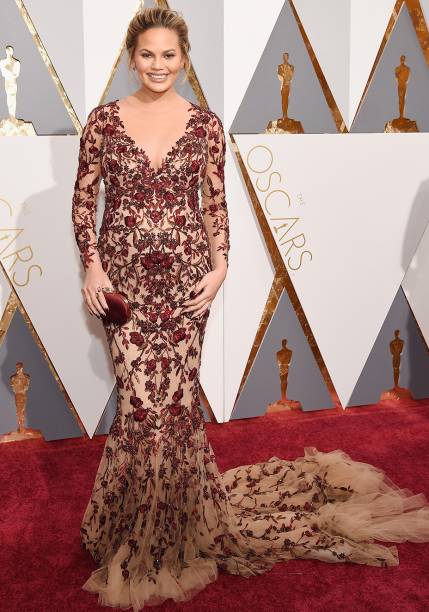 <strong>Chrissy Teigen</strong> // A top e esposa de John Legend não abre mão do visual sexy. No Oscar 2016, não foi diferente. Ela apostou em um modelo da<strong> Marchesa</strong> com forro nude e ricos bordados.