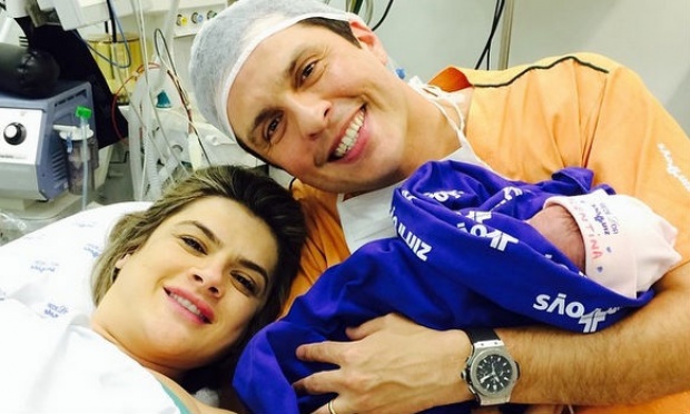 Mirella Santos deixa a maternidade com a filha, a pequena Valentina Mirella Santos deixa a maternidade com a filha, a pequena Valentina