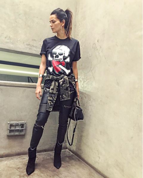 <strong>Fernanda Motta:</strong> a top apostou em um dos truques de styling mais bombados do momento: jaqueta amarrada na cintura.