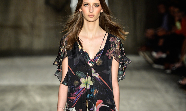 Estampas do verão: flores e folhas que se destacaram nos desfiles do SPFW