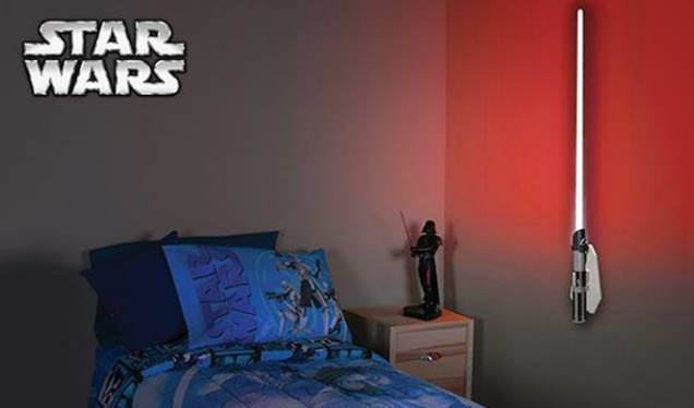 <b>Luminária Sabre de Luz</b>
Um presente inusitado para quem sempre sonhou em ter um sabre de luz, a luminária que reproduz a arma de Luke Skywalker tem luz verde fluorescente. <b>R$ 229 (Lojas</b> <b>Americanas)</b> <b>Luminária Sabre de Luz</b>
Um presente inusitado para quem sempre sonhou em ter um sabre de luz, a luminária que reproduz a arma de Luke Skywalker tem luz verde fluorescente. <b>R$ 229 (Lojas</b> <b>Americanas)</b>