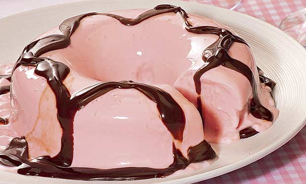 gelado-de-maria-mole-com-calda-de-chocolate
