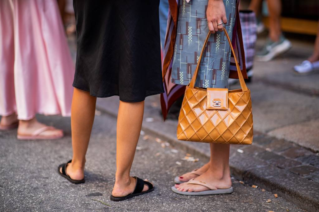 As sandálias Havaianas são a mais nova febre do street style internacional Street Style – Copenhagen Fashion Week Spring/Summer 2019 – Day 2