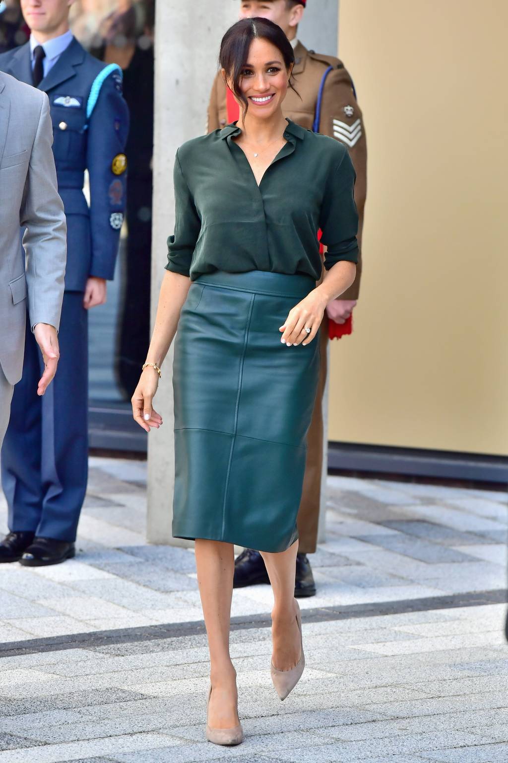 Meghan Markle Saia de Couro Meghan Markle Saia de Couro