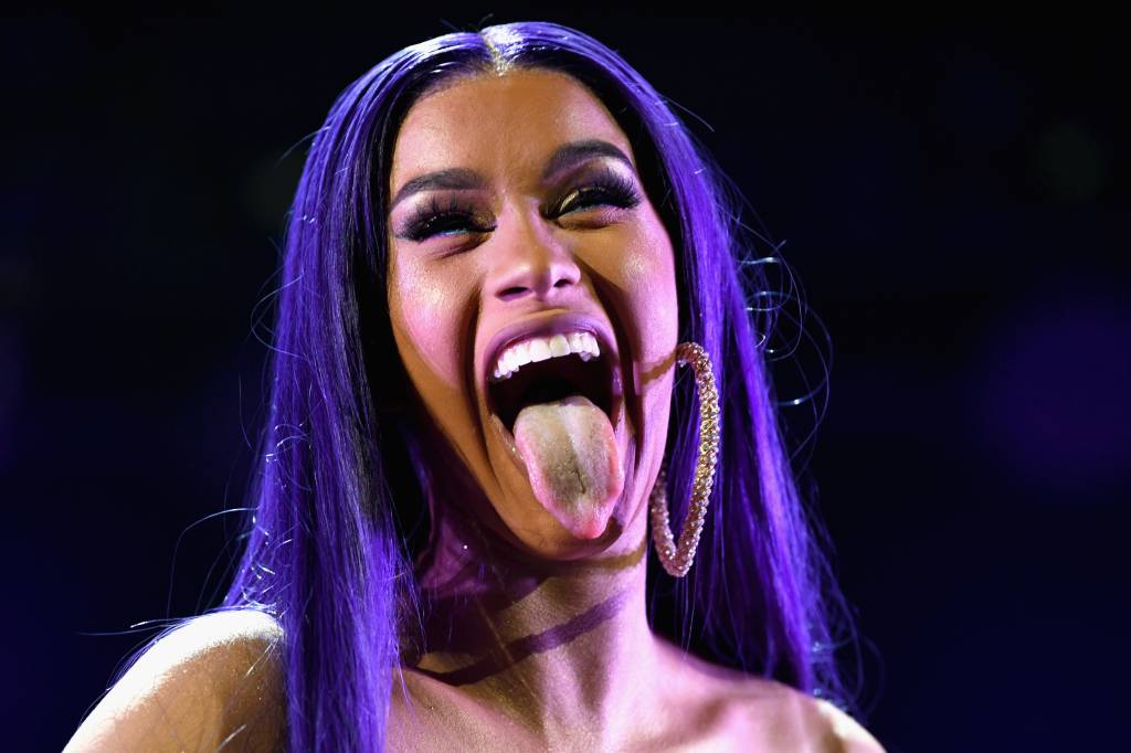 Depois de Lady Gaga, Cardi B também combinou o cabelo (lilás!) com o look
