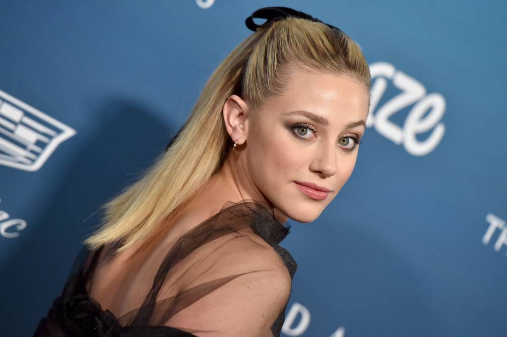 Lili Reinhart mostrou o cabelo natural e ele é igual ao da Sandy de Grease