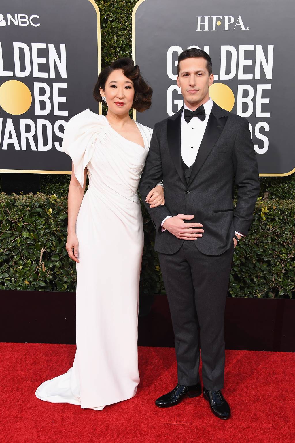 Sandra Oh e Andy Samberg no tapete vermelho do Globo de Ouro 2019 Sandra Oh e Andy Samberg no tapete vermelho do Globo de Ouro 2019