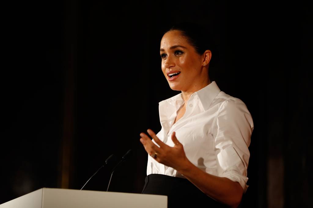 Meghan Markle usou o sapato mais chique possível para arrematar look p&b