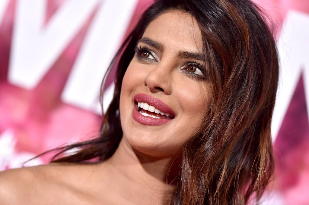 Este look lindo da Priyanka Chopra vai fazer você querer usar poás AGORA