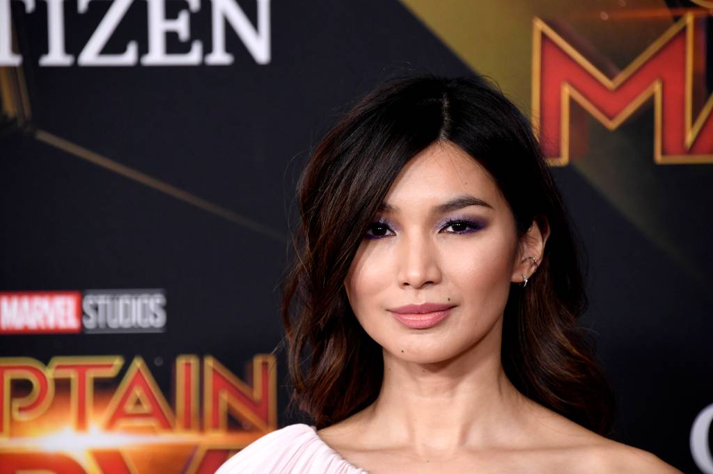 Gemma Chan usa calça furta-cor e garante o melhor look do tapete vermelho