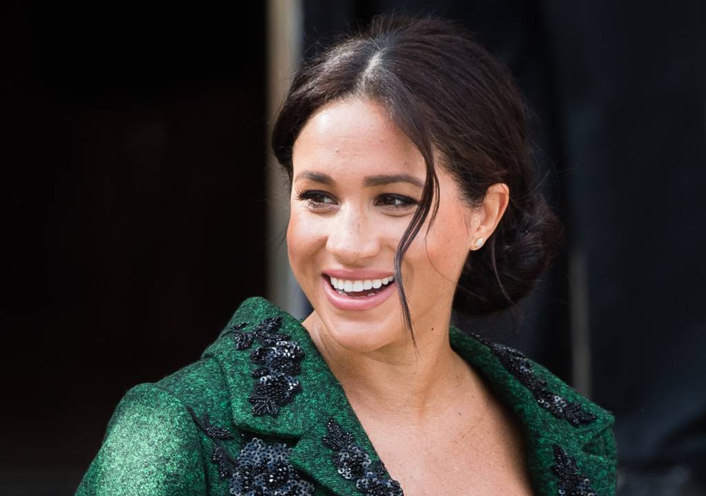 Meghan Markle usa a cor favorita de Kate em look com significado especial