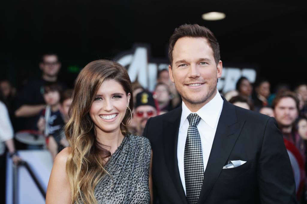 Katherine Schwarzenegger casa com Chris Pratt em um vestido simples e belo