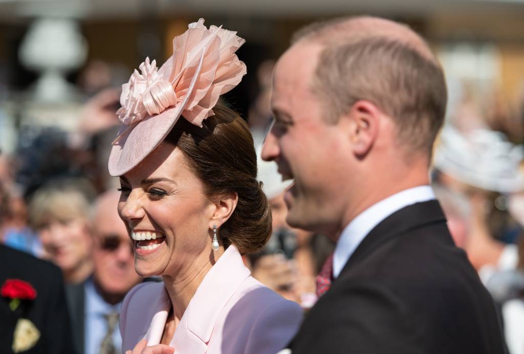 Kate Middleton surge romântica com look rosa chiclete em evento da Rainha
