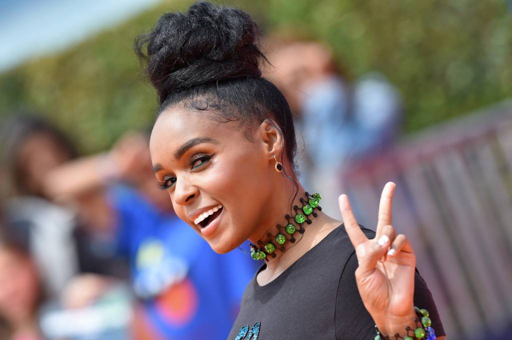 Janelle Monáe tem um recadinho para todas nós com este look colorido