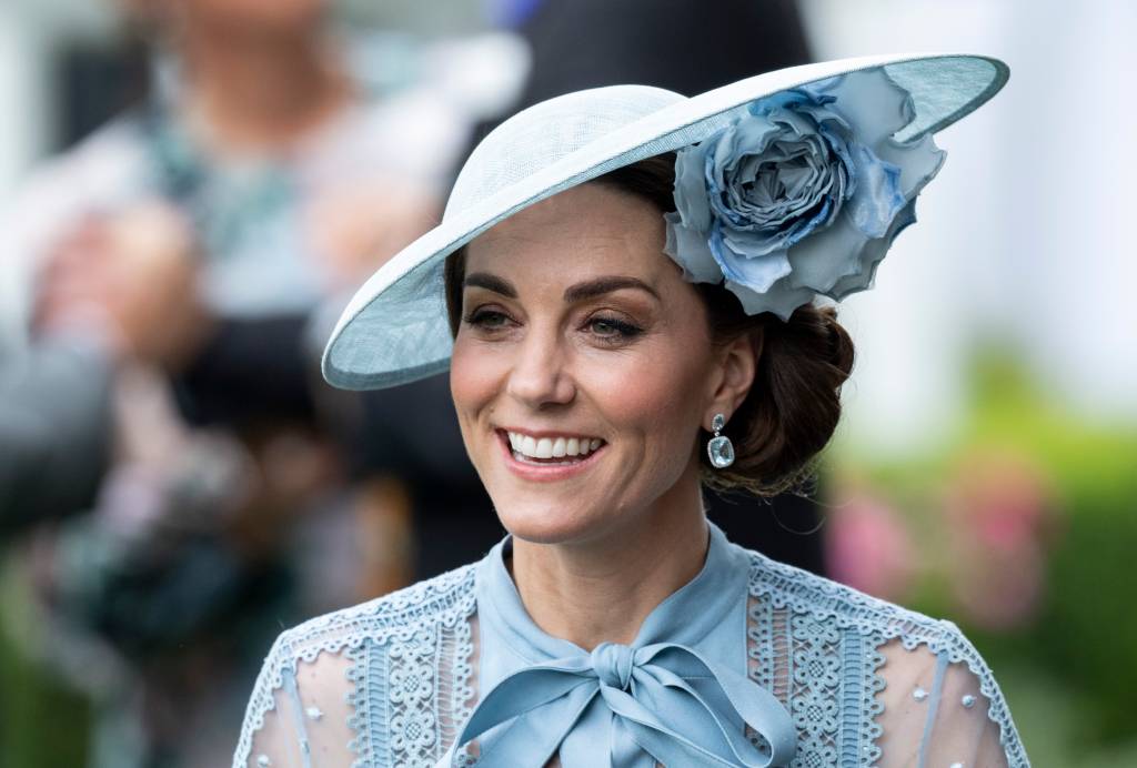O look azul da Kate Middleton é lindo, mas você reparou no penteado dela?