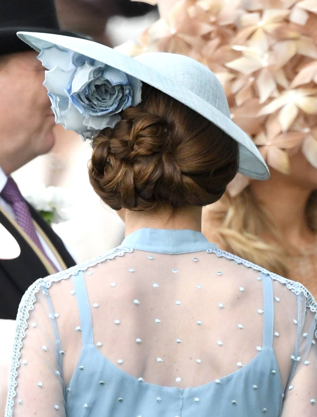 penteado-kate-middleton-coque-lateral-torcido-no-royal-ascot-2019 Royal Ascot 2019 – Day One