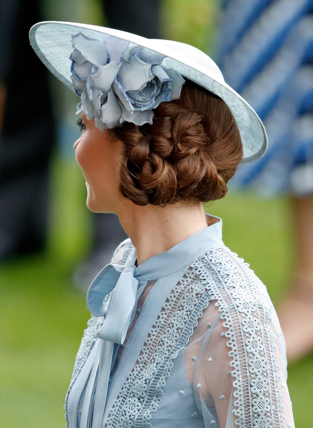 penteado-kate-middleton-coque-lateral-torcido-no-royal-ascot-2019 Royal Ascot 2019 – Day One