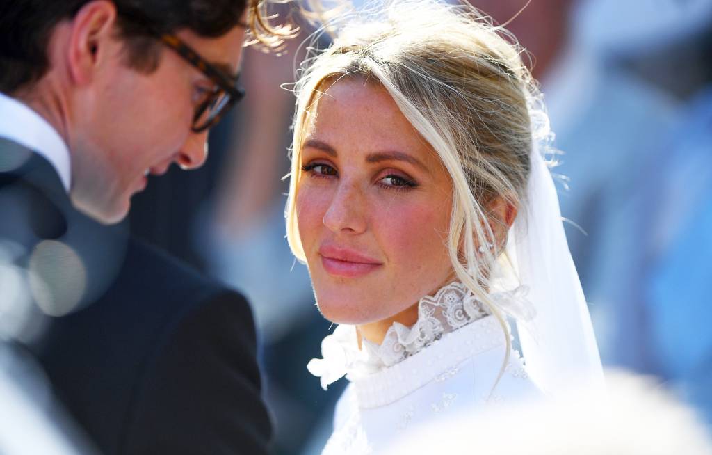 Além do vestido branco, Ellie Goulding usou mais 3 looks em seu casamento