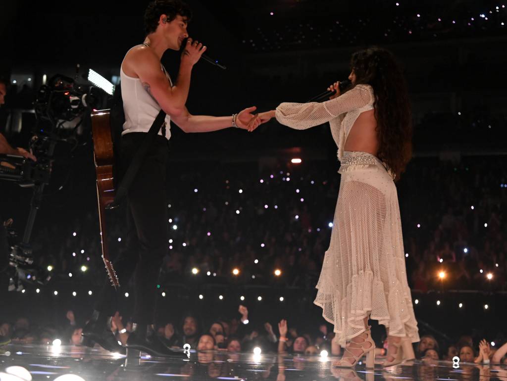 Camila Cabello usa look de estilista brasileira para se apresentar no VMA 2019 2019 MTV Video Music Awards – Roaming Show