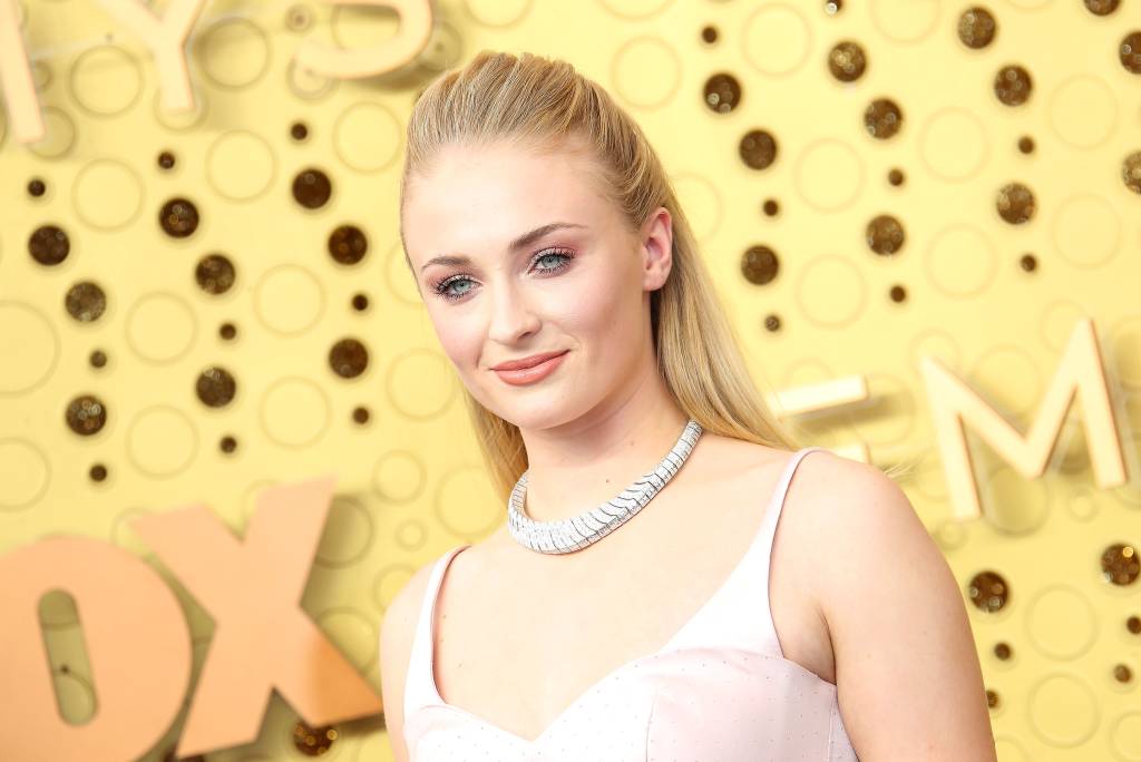 Sophie Turner teve problema com look do Emmy e foi salva pelos Queer Eye
