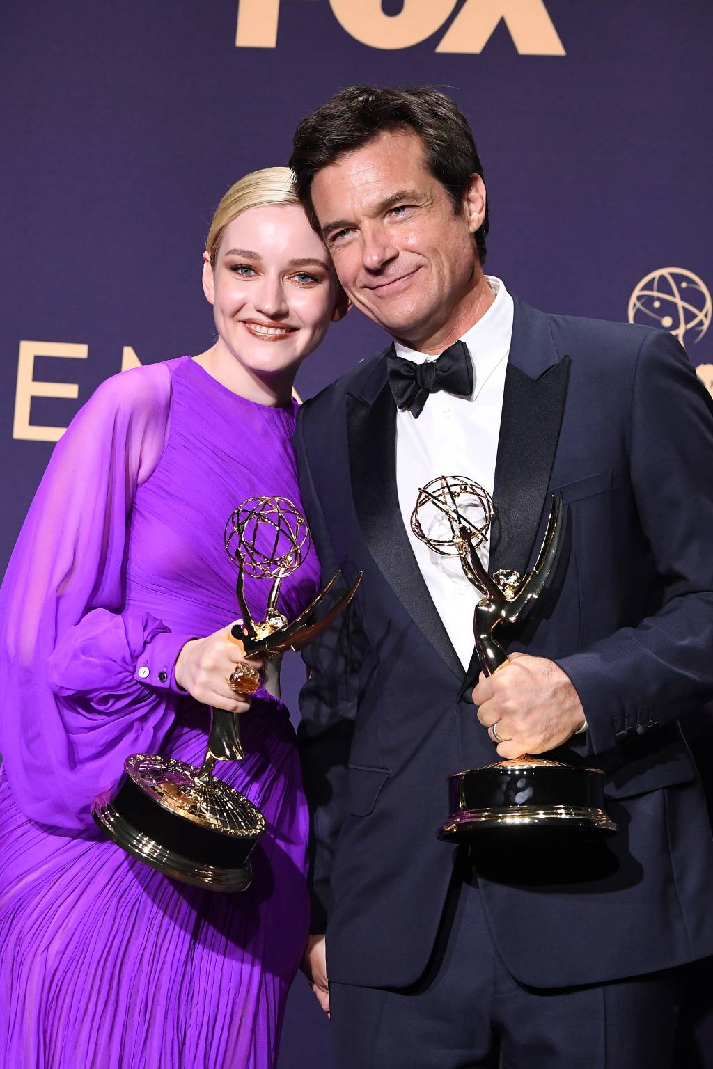Julia Garner e Jason Bateman 71st Emmy Awards – Press Room