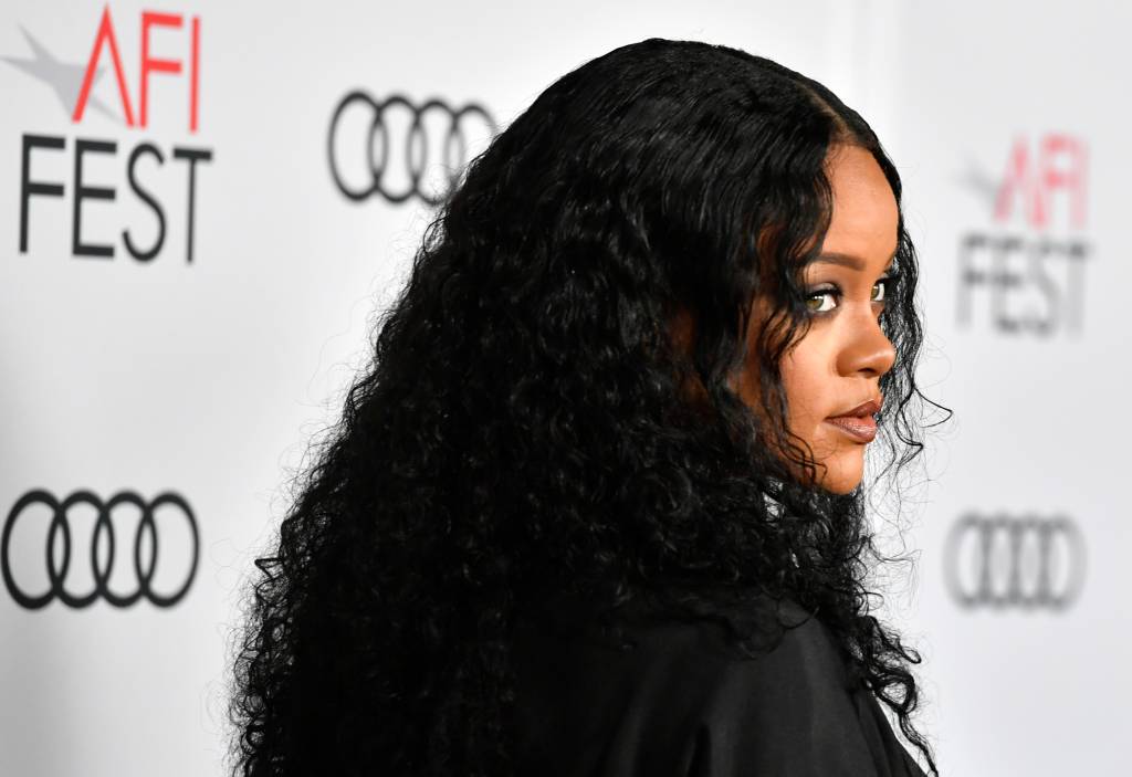 A Rihanna com look bem bruxona simplesmente salvou meu dia