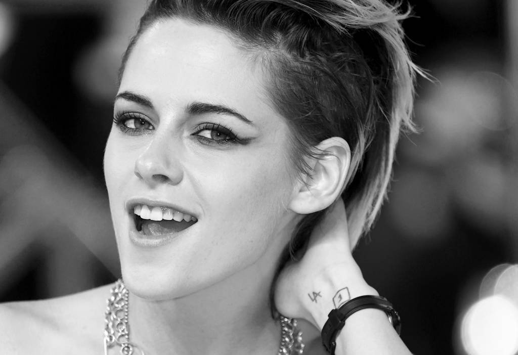 Maravilhosa! Kristen Stewart troca salto por tênis Nike no tapete vermelho