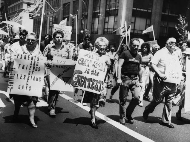 Pais e amigos de lésbicas e gays participam da Parada LGBT de Nova York em 1983 Pais e amigos de lésbicas e gays participam da Parada LGBT de Nova York em 1983