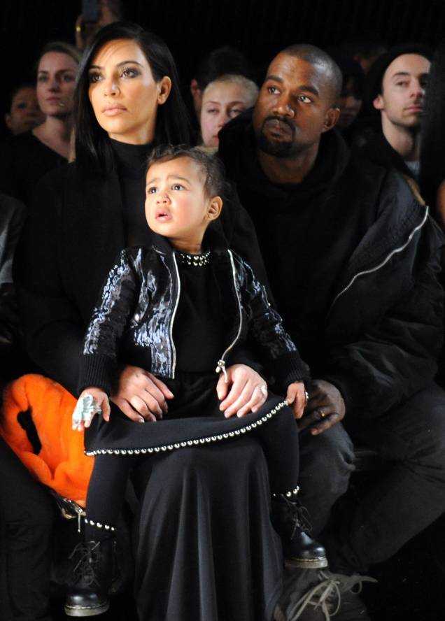 Para o desfile de <span><strong>Alexander Wang</strong> em 2015, Kim e Kanye levaram o acessório mais fofo de todos para a fila A: North West!</span> Para o desfile de <span><strong>Alexander Wang</strong> em 2015, Kim e Kanye levaram o acessório mais fofo de todos para a fila A: North West!</span>