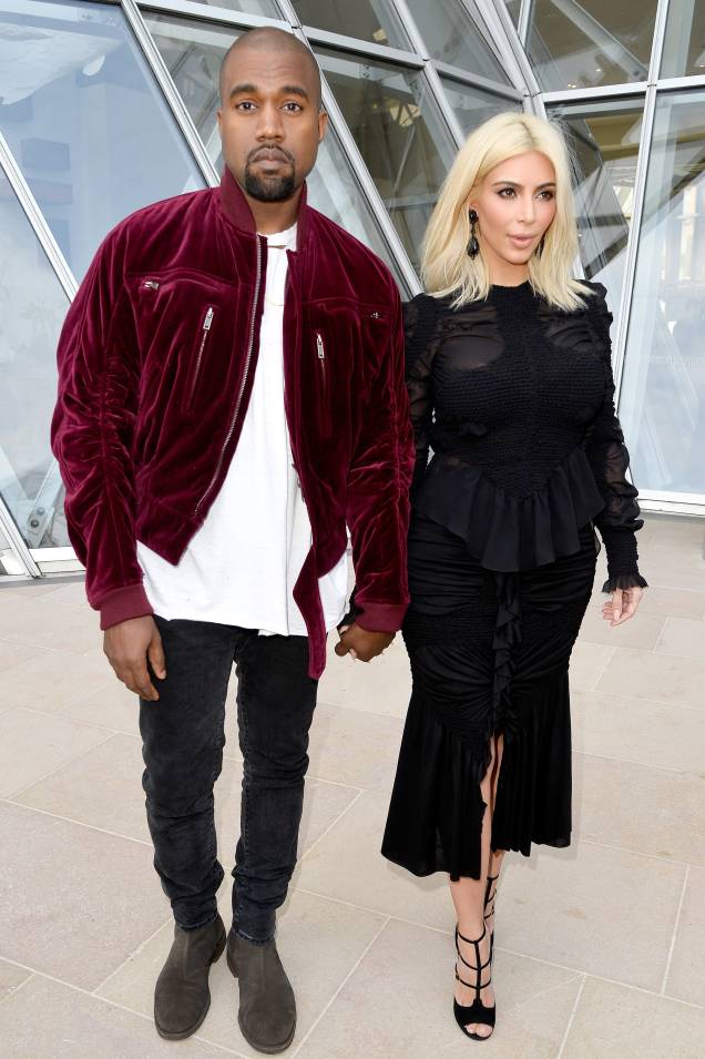 Platinadíssima, Kim escolheu um look sóbrio para ir ao desfile da <span><strong>Louis Vuitton</strong> na Paris Fashion Week.</span> Platinadíssima, Kim escolheu um look sóbrio para ir ao desfile da <span><strong>Louis Vuitton</strong> na Paris Fashion Week.</span>