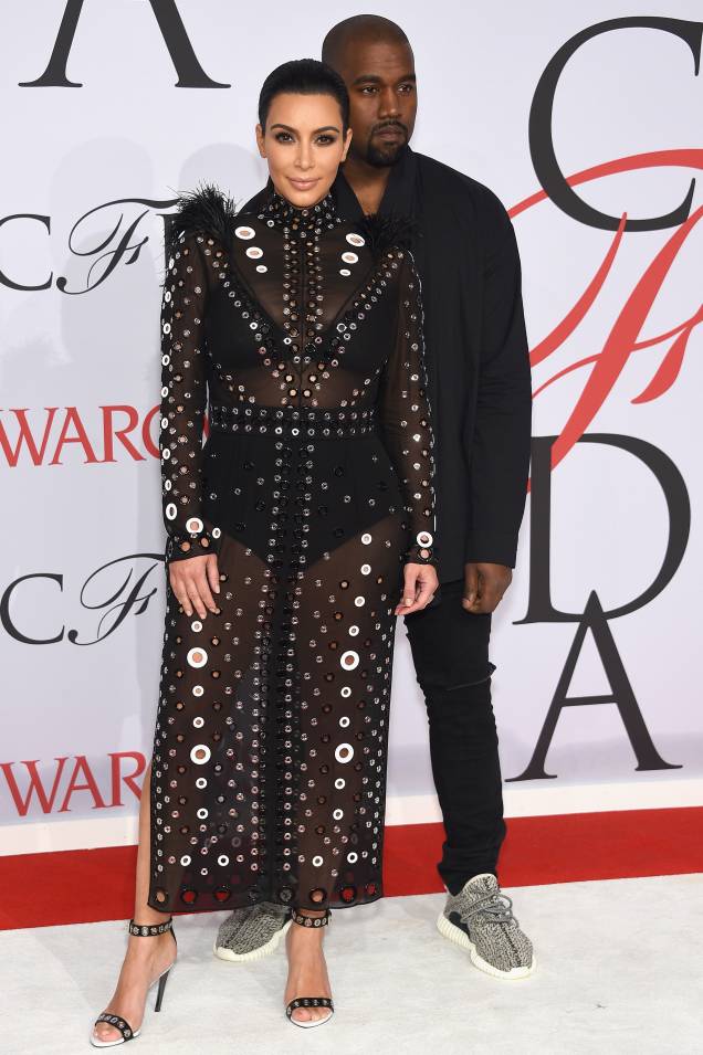 Kim não precisa de ajuda para causar nos seus looks, mas esse foi um dos mais comentados da noite no <span>CFDA Fashion Awards de 2015. Kanye desfilava tênis da Yeezy, sua marca.</span> Kim não precisa de ajuda para causar nos seus looks, mas esse foi um dos mais comentados da noite no <span>CFDA Fashion Awards de 2015. Kanye desfilava tênis da Yeezy, sua marca.</span>