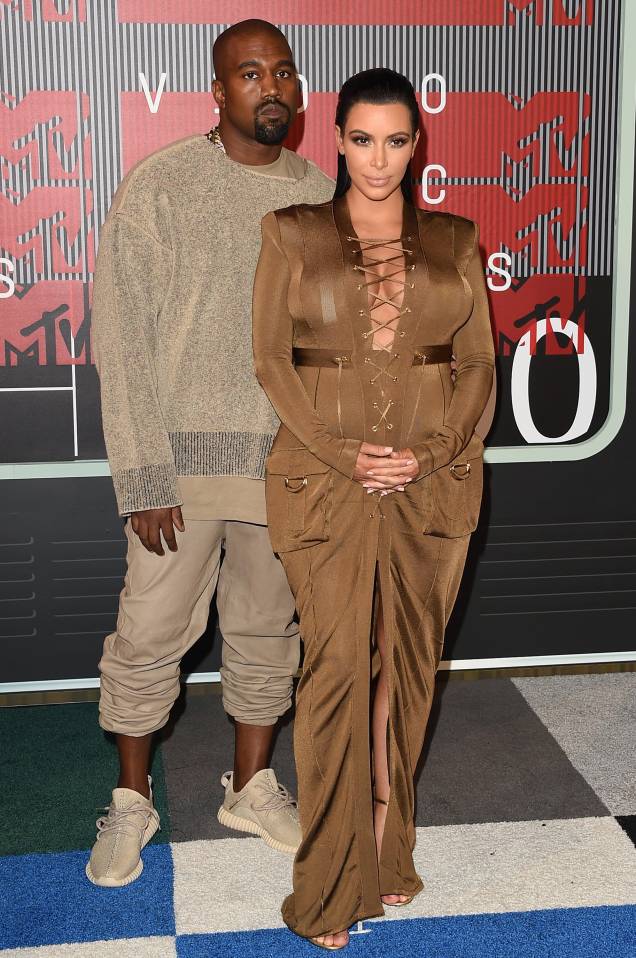<span></span>Para ir ao Video Music Awards de 2015, Kim Kardashian optou por um vestido <strong>Balmain</strong> todo trançado e Kanye, sempre com uma vibe esportiva, foi com um look bege monocromático e tênis da sua coleção <strong>Yeezy Boost</strong>. <span></span>Para ir ao Video Music Awards de 2015, Kim Kardashian optou por um vestido <strong>Balmain</strong> todo trançado e Kanye, sempre com uma vibe esportiva, foi com um look bege monocromático e tênis da sua coleção <strong>Yeezy Boost</strong>.