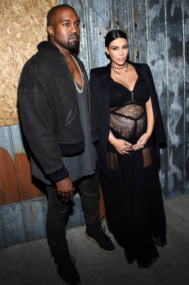 O casal foi ao Paris Fashion Week para conferir o desfile da <span><strong>Givenchy</strong>. Os dois vestem looks da marca.</span> O casal foi ao Paris Fashion Week para conferir o desfile da <span><strong>Givenchy</strong>. Os dois vestem looks da marca.</span>
