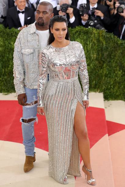 <span>O casal chegou "combinandinho" no Met Gala de 2016. Com o tema "Manus x Machina: Fashion In An Age Of Technology", Kim escolheu um look <strong>Balmain</strong> futurístico para riscar o tapete vermelho, enquanto Kanye apostou em uma jaqueta cheia de detalhes e jeans rasgados.</span>