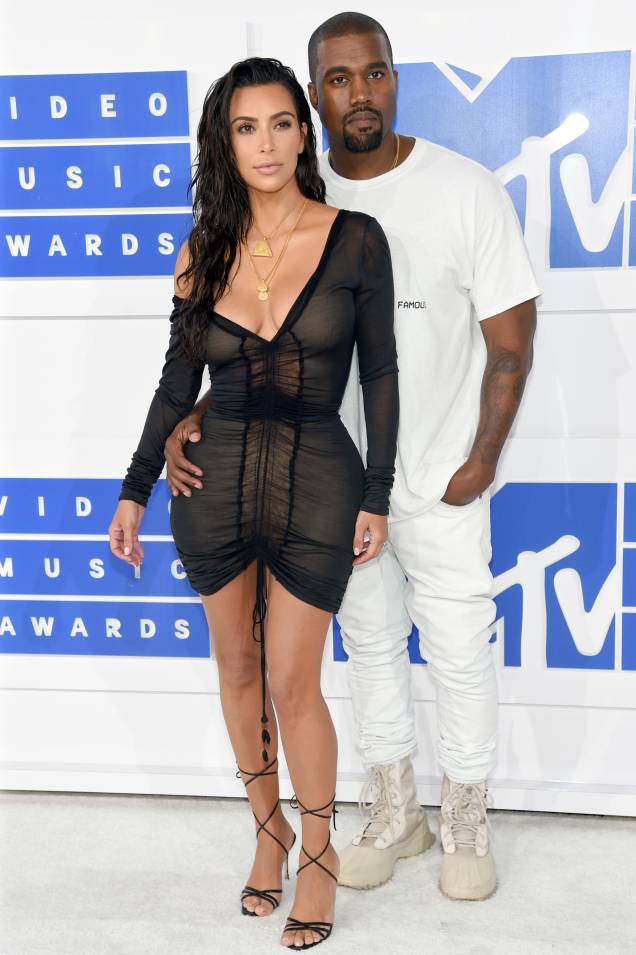 <span>Preto e branco - nada casuais, no caso de Kim - para o MTV Video Music Awards de 2016.</span> <span>Preto e branco - nada casuais, no caso de Kim - para o MTV Video Music Awards de 2016.</span>