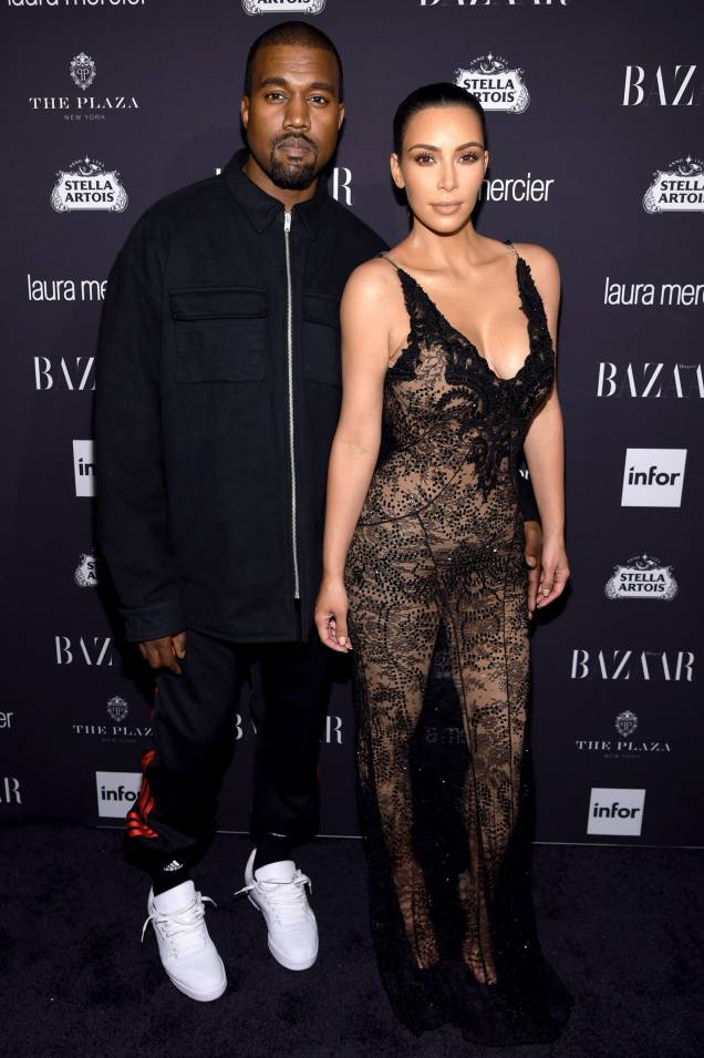 Com um vestido super sexy e todo rendado, Kim arrasou ao lado de Kanye no evento ICONS By Carine Roitfeld. Com um vestido super sexy e todo rendado, Kim arrasou ao lado de Kanye no evento ICONS By Carine Roitfeld.