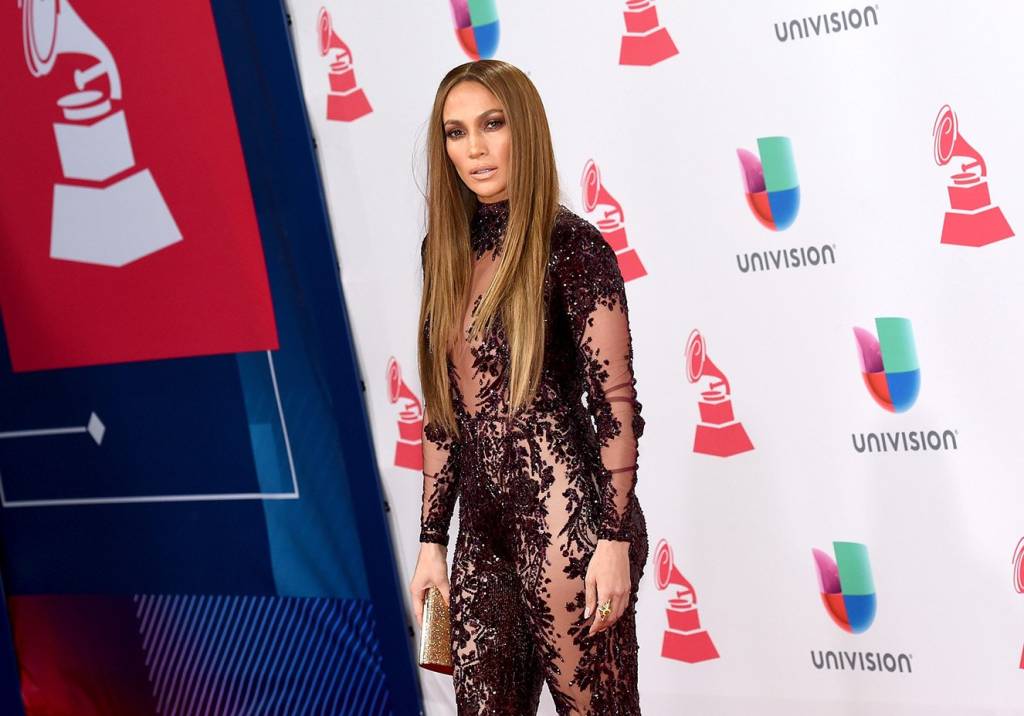 Os looks de Jennifer Lopez e Paula Fernandes no Grammy Latino