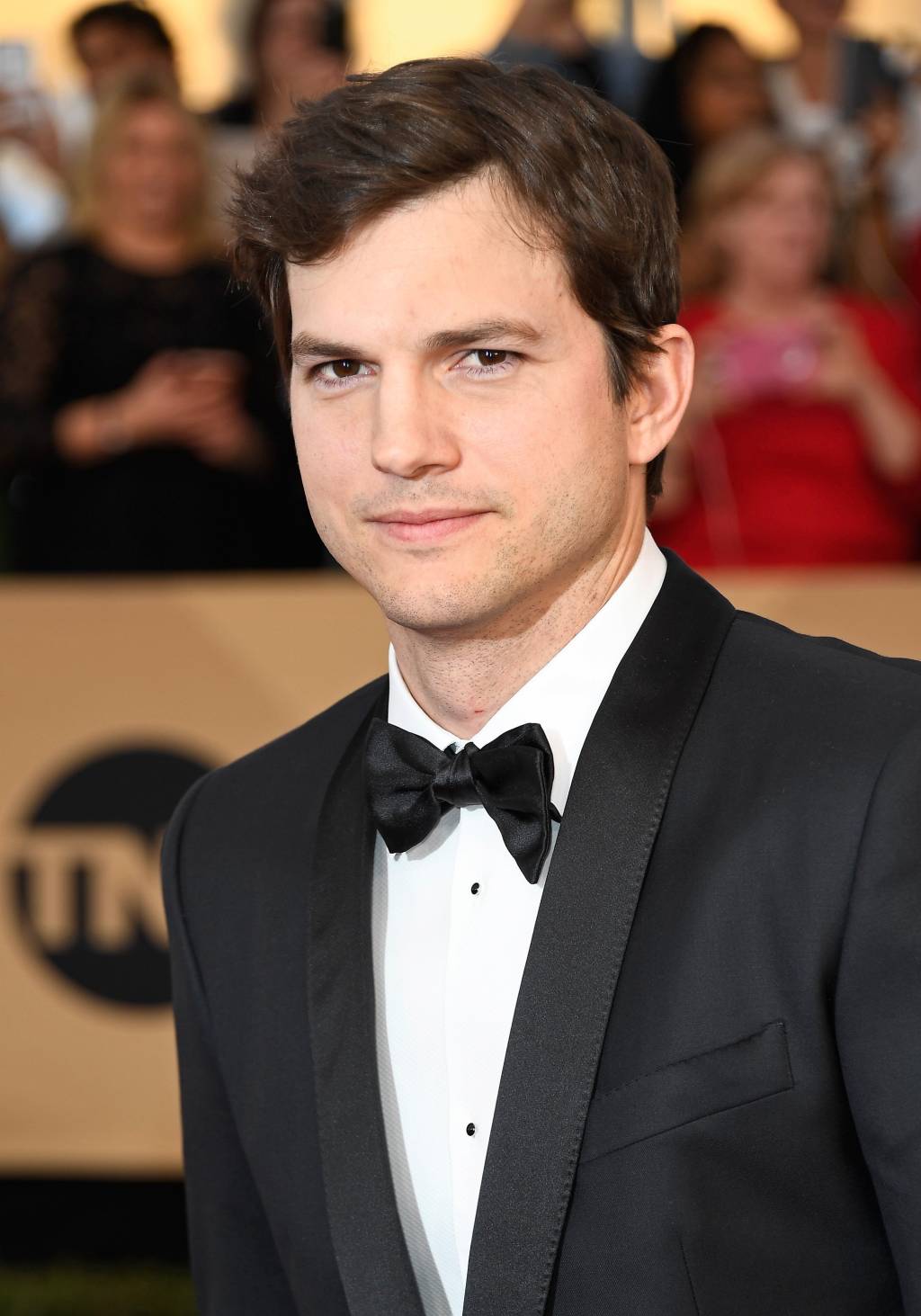 Ashton Kutcher diz que sua filha de 2 anos já fala 3 línguas
