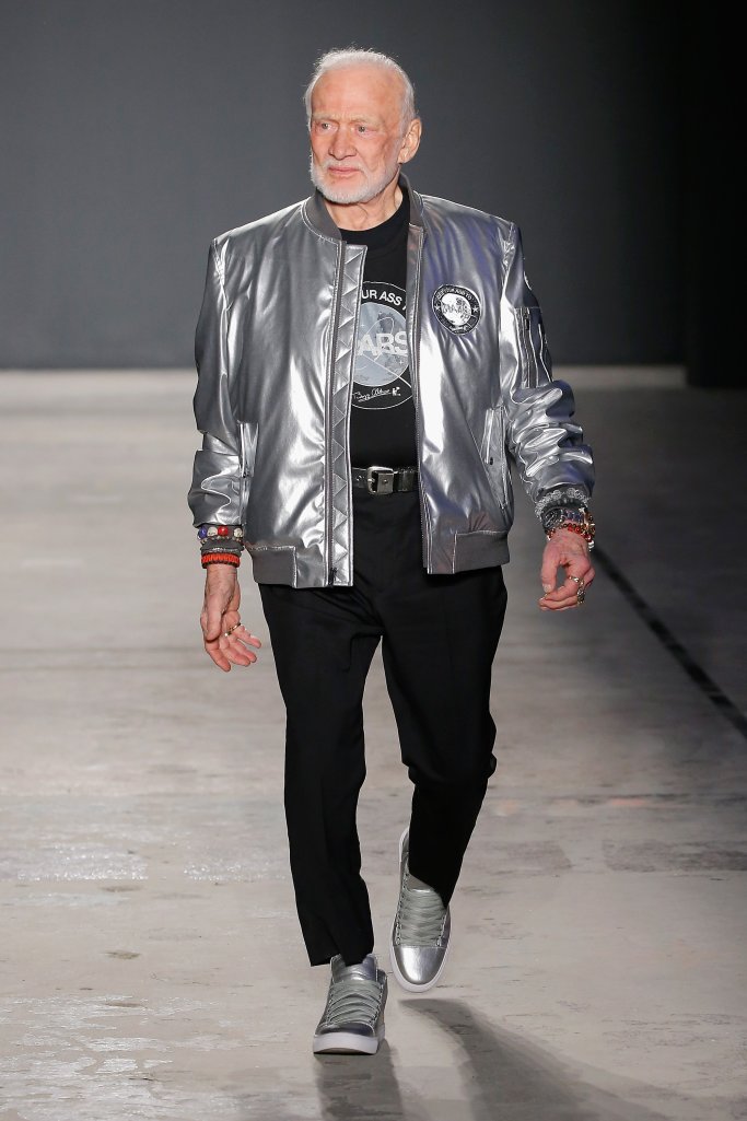 Buzz Aldrin no desfile de Nick Graham Buzz Aldrin no desfile de Nick Graham
