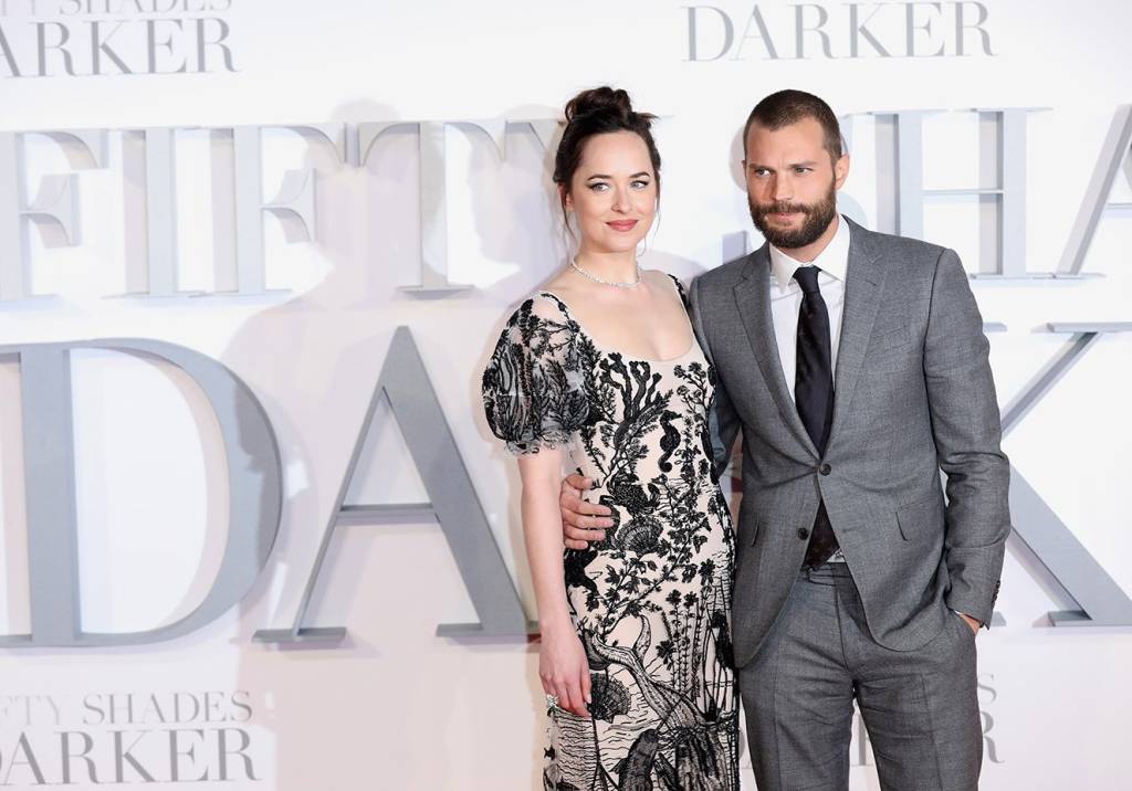 Os looks de Dakota Johnson na divulgação de 50 Tons Mais Escuros