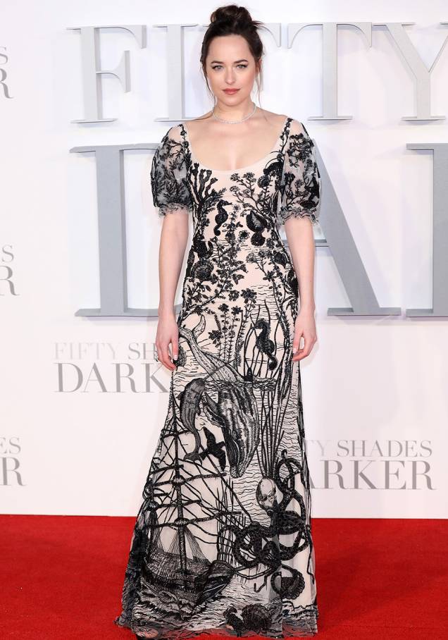 <strong>Dakota</strong><span> veste <strong>Alexander McQueen</strong> </span><span>na première em Londres.</span> <strong>Dakota</strong><span> veste <strong>Alexander McQueen</strong> </span><span>na première em Londres.</span>