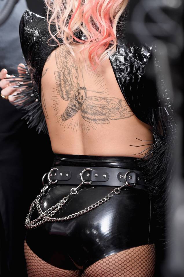 LOS ANGELES, CA - FEBRUARY 12: Singer Lady Gaga, fashion detail, attends The 59th GRAMMY Awards at STAPLES Center on February 12, 2017 in Los Angeles, California. (Photo by Frazer Harrison/Getty Images) LOS ANGELES, CA - FEBRUARY 12: Singer Lady Gaga, fashion detail, attends The 59th GRAMMY Awards at STAPLES Center on February 12, 2017 in Los Angeles, California. (Photo by Frazer Harrison/Getty Images)