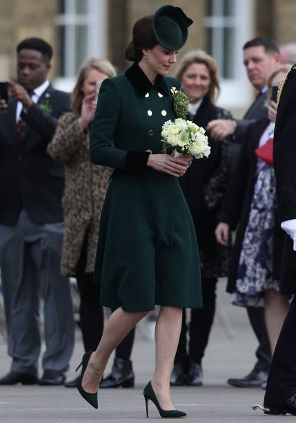 <strong>27 de fevereiro de 2017</strong><span> - Para celebrar a abertura oficial do ano da cultura indiana no Reino Unido, promovido pela Rainha Elizabeth II, a mãe de George e Charlotte investiu em um modelo mídi. O toque fashionista ficou por conta da renda metalizada e dos sapatos cheios de brilho, dignos de princesas da Disney. Para equilibrar o visual, nada além de brincos de pérola e o clássico anel de noivado.</span>