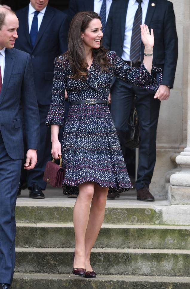 <strong>09 de março de 2017</strong> - Em cerimônia dedicada a militares que serviram o Reino Unido em conflitos no Iraque e Afeganistão, Kate Middleton mostrou o efeito que um bom acessório exerce sobre o visual. Na ocasião, a mãe de George e Charlotte exibiu chapéu poderoso da<strong> Lock & Co</strong>, casaco da<strong> Michael Kors</strong>, escarpins de camurça e clutch - tudo azul-marinho. Brincos de tanzanita e diamantes arremataram. <strong>09 de março de 2017</strong> - Em cerimônia dedicada a militares que serviram o Reino Unido em conflitos no Iraque e Afeganistão, Kate Middleton mostrou o efeito que um bom acessório exerce sobre o visual. Na ocasião, a mãe de George e Charlotte exibiu chapéu poderoso da<strong> Lock & Co</strong>, casaco da<strong> Michael Kors</strong>, escarpins de camurça e clutch - tudo azul-marinho. Brincos de tanzanita e diamantes arremataram.