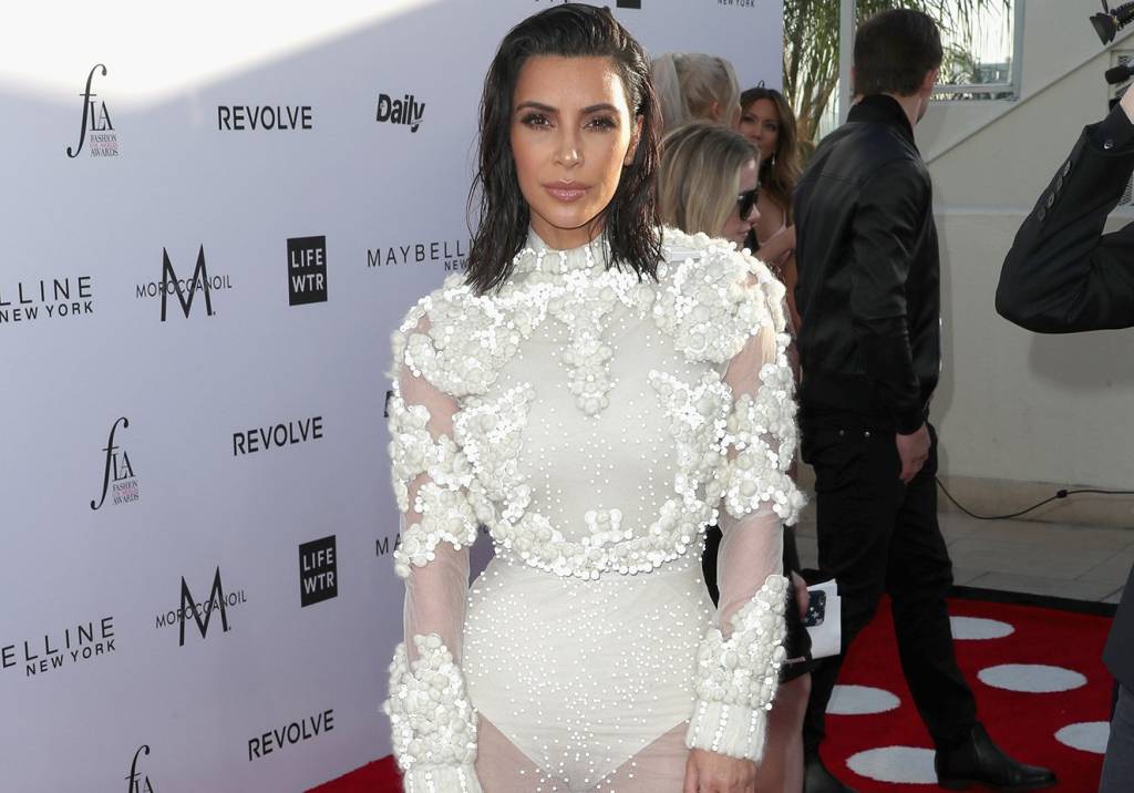 Kim Kardashian usa look inspirado em seu próprio vestido de noiva