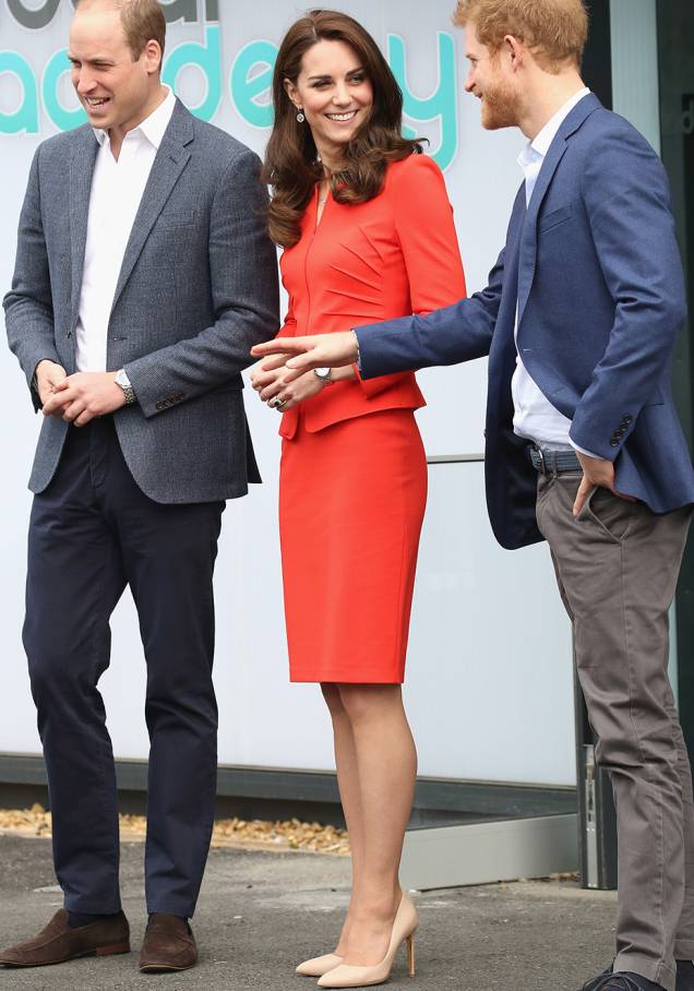 <b>4 de abril de 2017</b> - Kate surpreendeu ao escolher o vestido <b>Marchesa </b>em renda p<span>ara ir a um evento beneficente do Hospital Infantil East Anglia, em Londres, instituição de qual é patrona. De comprimento mídi e com transparências no colo, a peça difere dos vestidos de gala mais clássicos que a Duquesa de Cambridge costuma usar.</span> <b>4 de abril de 2017</b> - Kate surpreendeu ao escolher o vestido <b>Marchesa </b>em renda p<span>ara ir a um evento beneficente do Hospital Infantil East Anglia, em Londres, instituição de qual é patrona. De comprimento mídi e com transparências no colo, a peça difere dos vestidos de gala mais clássicos que a Duquesa de Cambridge costuma usar.</span>