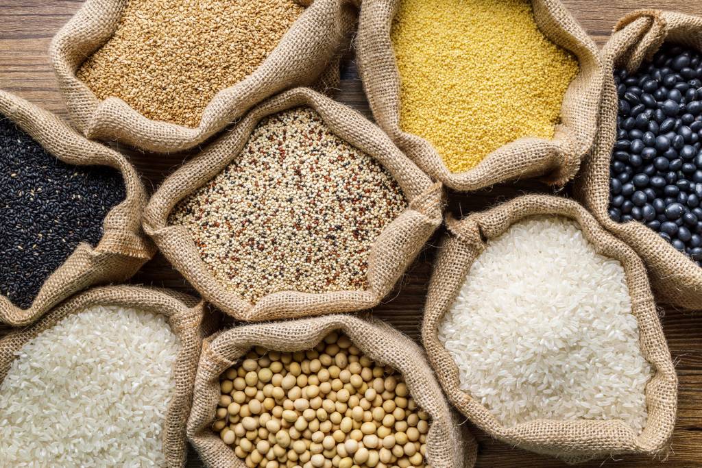 Leguminosas e cereais Varieties of Grains Seeds and Raw Quino