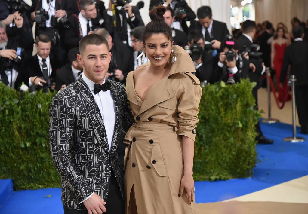 Nick Jonas e Priyanka Chopra oficializam noivado com foto fofa no Insta
